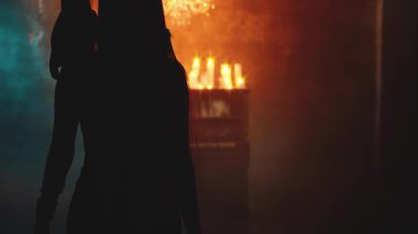 Sanat videosu gölgesi silueti fantezi gotik kadın omzunda baykuş, karanlık odada yürüyor, parlak yanan mumlar eski usul. Bayan Elf, arkaya bakın. Uzun sarı saçlı, seksi peri masalı kızı.