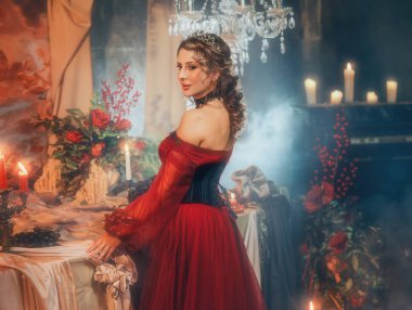 Sanat portresi gerçek insan güzelliği karanlık oda maskeli balo kraliyet partisinde gizemli kadın kraliçeyle yüzleşir. Sarışın kız. Seksi gözlü kadın Kraliçe Victoria tarzı eski tarz asil kırmızı elbise.