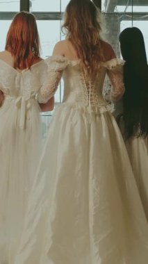 Pencereden bakan üç kadın. Soylu bayan prenses kraliyet kraliçesi klasik odada. Uzun balo elbisesi beyaz, eski tarz elbise partisi. Dostlar baş nedimeler, arkaya bakın. dikey video.