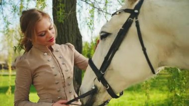 Sanat portresi mankeni poz veren mutlu güzel fantezi kadın kraliçesi at suratlı, gülümseyen kadın, beyaz hayvan kafası ağızlık konsepti aşk evcil hayvanı. Eski moda elbise, eski moda 4K.