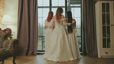 Pencereden bakan üç kadın. Soylu bayan prenses kraliyet kraliçesi klasik oda içinde. Gece uzun balo elbisesi beyaz, eski tarz elbise partisi. Dostlar, baş nedimeler, arkaya bakın..