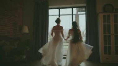 Karanlık gölge, iki mutlu kadın klasik oda eğlencesi eğlencesine pencereye koşar. Peri masalı yetişkin kızlar güzel asil kadın. Kraliyet evi beyaz eski elbise uzun balo elbisesi eski moda arka manzara 4k