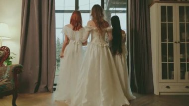 Pencereden bakan üç kadın. Soylu bayan prenses kraliyet kraliçesi klasik oda içinde. Gece uzun balo elbisesi beyaz, eski tarz elbise partisi. Dostlar, baş nedimeler, arkaya bakın..