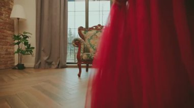 Sanat fantezi kraliçesi gelir ve eski tarz bir tahta oturur. Uzun, gür kırmızı elbise balo elbisesi treni. Kraliyet sandalyesi klasik beyaz oda penceresi. Seksi kız masalı bayan nedime 4k