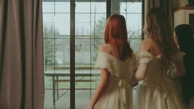 Pencereden bakan üç kadın. Soylu bayan prenses kraliyet kraliçesi klasik oda içinde. Gece uzun balo elbisesi beyaz, eski tarz elbise partisi. Dostlar, baş nedimeler, arkaya bakın..