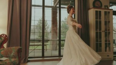 Klasik odada dans eden mutlu kız. Eğlenceli, neşeli, gülen surat. Peri masalı gelini yetişkin kız güzel asil kadın. Kraliyet evi beyaz klasik elbise uzun balo elbisesi eski tarz parti 4k.