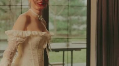 Klasik odada dans eden mutlu seksi kadın. Eğlenceli, neşeli, gülen surat. Peri masalı, yetişkin gelin, güzel kız, arka manzara. Kraliyet evi beyaz klasik elbise uzun gece balosu elbisesi eski tarz parti.