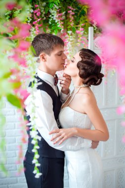 Gelin ve damat, retro tarzı bir düğün