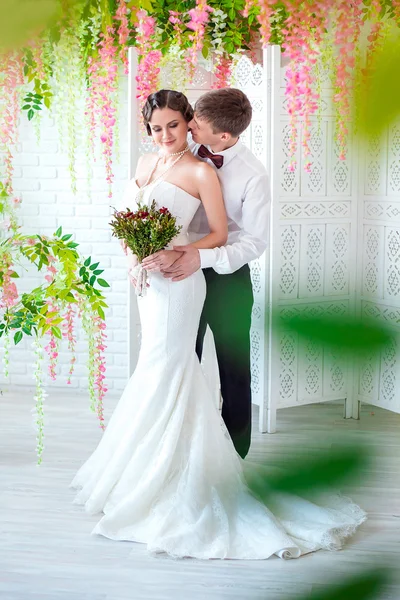 A noiva e o noivo, um casamento no estilo retro — Fotografia de Stock