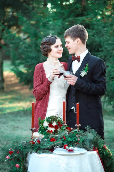 A noiva e o noivo, um casamento no estilo retro — Fotografia de Stock