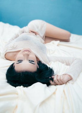 şeffaf bir bluz güzel kız