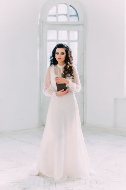 Beyaz bir elbise içinde lüks esmer