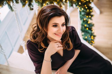 Lüks elbiseli güzel kız.