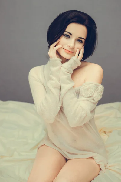 Krásná dívka v průhledné halenky — Stock fotografie