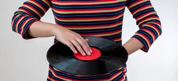 Mujer Vistiendo Ropa Rayas Colores Sosteniendo Viejo Vinilo Retro Grabar —  Fotos de Stock