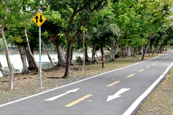 Park lenslerinde trafik işaretli ok sembolü