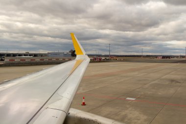 Jetway gelmesi için bir uçak bekliyor