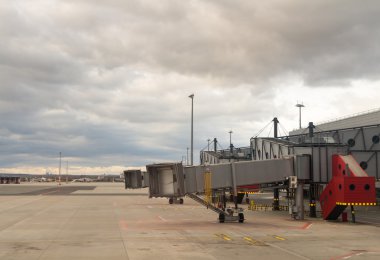 Jetway gelmesi için bir uçak bekliyor