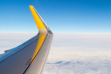 pencereden görüldüğü gibi gökyüzü ve bulutlar