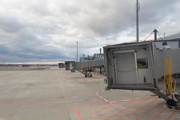 Steg wartet auf Ankunft eines Flugzeugs — Stockfoto