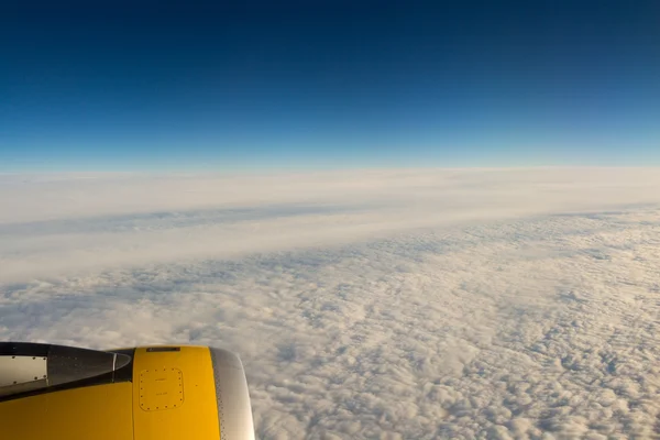 Las nubes y el cielo como se ve a través de la ventana — Stockfoto