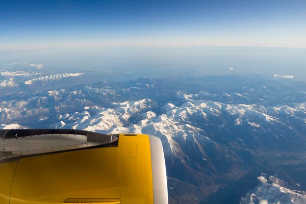 Las nubes y el cielo como se ve a través de la ventana — Stockfoto