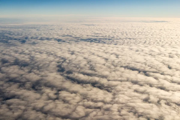 Nuvens e céu como visto através da janela — Fotografia de Stock