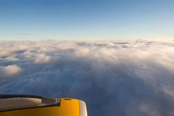 Nuvens e céu como visto através da janela — Fotografia de Stock