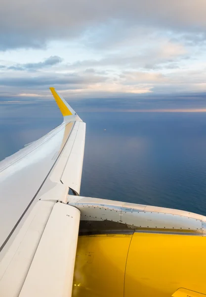 Las nubes y el cielo como se ve a través de la ventana — Stockfoto