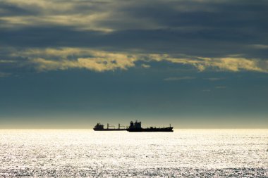 Parlak mavi deniz üzerinde yansıtan güneş