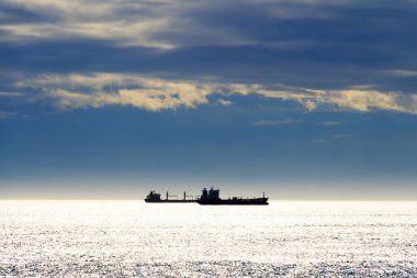 Parlak mavi deniz üzerinde yansıtan güneş