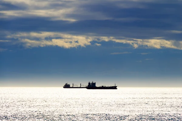 Parlak mavi deniz üzerinde yansıtan güneş