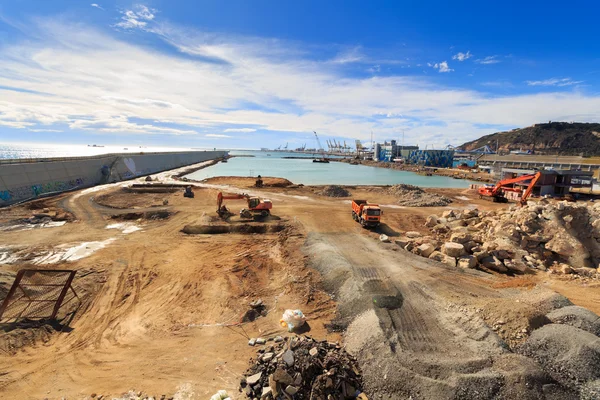 Barcelona, Španělsko - 13 února 2016: Staveniště v přístavu, stavebních strojů, buldozer, ražba, tovární — Stock fotografie