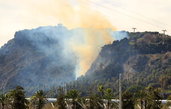 Vista de la colina de Montjuic en llamas — Foto de Stock
