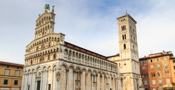 Pohled na středověké katedrály San Michele. — Stock fotografie