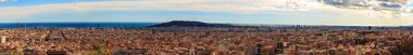 Park Guell Barcelona'dan Panorama görünümünü kışın güneşli gün. Yüksek çözünürlüklü görüntü. İspanya