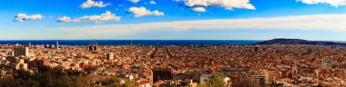 Park Guell Barcelona'dan Panorama görünümünü kışın güneşli gün. Yüksek çözünürlüklü görüntü. İspanya