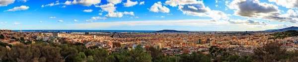 Panorama miasta z Barcelona od parku Guell w słoneczny dzień w zimie. Wysokiej rozdzielczości obrazu. Hiszpania — Zdjęcie stockowe