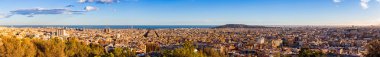 Park Guell Barcelona'dan Panorama görünümünü kışın güneşli gün. Yüksek çözünürlüklü görüntü. İspanya