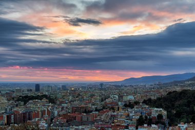 Barcelona şehrinin panoramik görüntüsü 