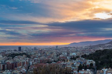 Barcelona şehrinin panoramik görüntüsü 