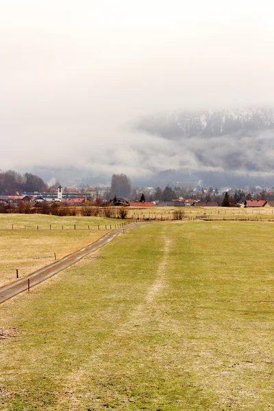 Vista a la ciudad Reutte en Austria con alpes —  Fotos de Stock