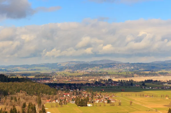 Weergave van Fussen dorp en landschap van Schloss Hohenschwangau Castle — Stockfoto