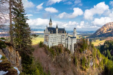 Dünyaca ünlü Neuschwanstein Şatosu 'nun güzel manzarası, Kral II. Ludwig için inşa edilen 19. yüzyıl Romanesk Diriliş Sarayı, Almanya' nın güneybatı Bavyera, Fussen yakınlarındaki manzaralı dağ manzarası