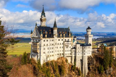 Dünyaca ünlü Neuschwanstein Şatosu 'nun güzel manzarası, Kral II. Ludwig için inşa edilen 19. yüzyıl Romanesk Diriliş Sarayı, Almanya' nın güneybatı Bavyera, Fussen yakınlarındaki manzaralı dağ manzarası