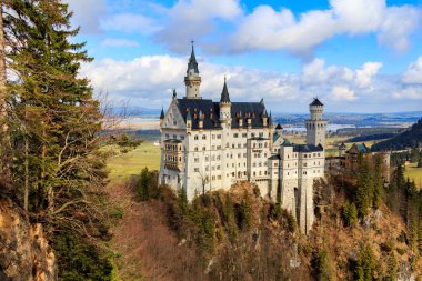 Dünyaca ünlü Neuschwanstein Şatosu 'nun güzel manzarası, Kral II. Ludwig için inşa edilen 19. yüzyıl Romanesk Diriliş Sarayı, Almanya' nın güneybatı Bavyera, Fussen yakınlarındaki manzaralı dağ manzarası