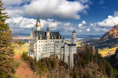 Dünyaca ünlü Neuschwanstein Şatosu 'nun güzel manzarası, Kral II. Ludwig için inşa edilen 19. yüzyıl Romanesk Diriliş Sarayı, Almanya' nın güneybatı Bavyera, Fussen yakınlarındaki manzaralı dağ manzarası