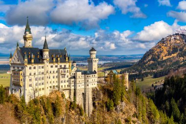 Dünyaca ünlü Neuschwanstein Şatosu 'nun güzel manzarası, Kral II. Ludwig için inşa edilen 19. yüzyıl Romanesk Diriliş Sarayı, Almanya' nın güneybatı Bavyera, Fussen yakınlarındaki manzaralı dağ manzarası