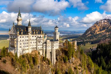 Dünyaca ünlü Neuschwanstein Şatosu 'nun güzel manzarası, Kral II. Ludwig için inşa edilen 19. yüzyıl Romanesk Diriliş Sarayı, Almanya' nın güneybatı Bavyera, Fussen yakınlarındaki manzaralı dağ manzarası