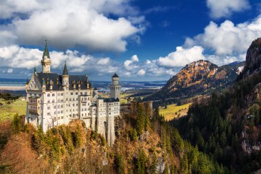 Dünyaca ünlü Neuschwanstein Şatosu 'nun güzel manzarası, Kral II. Ludwig için inşa edilen 19. yüzyıl Romanesk Diriliş Sarayı, Almanya' nın güneybatı Bavyera, Fussen yakınlarındaki manzaralı dağ manzarası